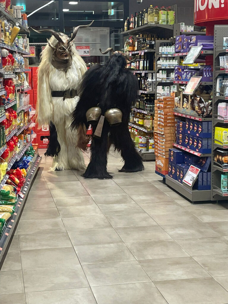 Besuch beim Sparmarkt Bergheim, 30. November 2024, Salzburger Schiachpercht'n & Krampusse