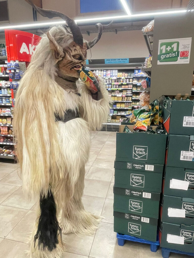 Besuch beim Sparmarkt Bergheim, 30. November 2024, Salzburger Schiachpercht'n & Krampusse