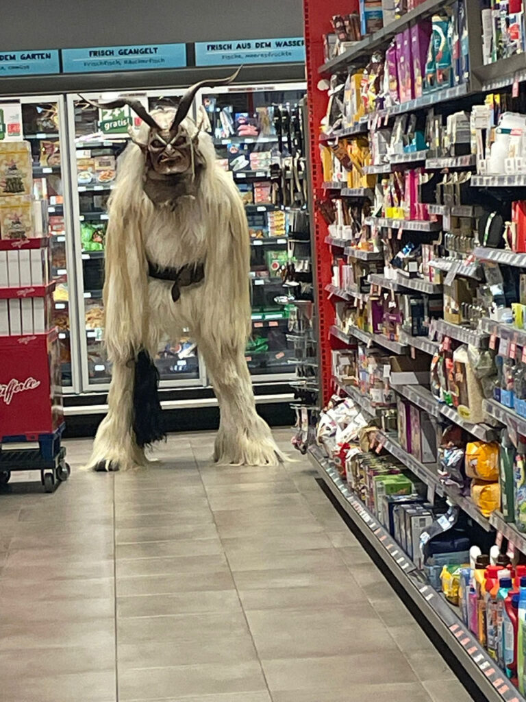 Besuch beim Sparmarkt Bergheim, 30. November 2024, Salzburger Schiachpercht'n & Krampusse