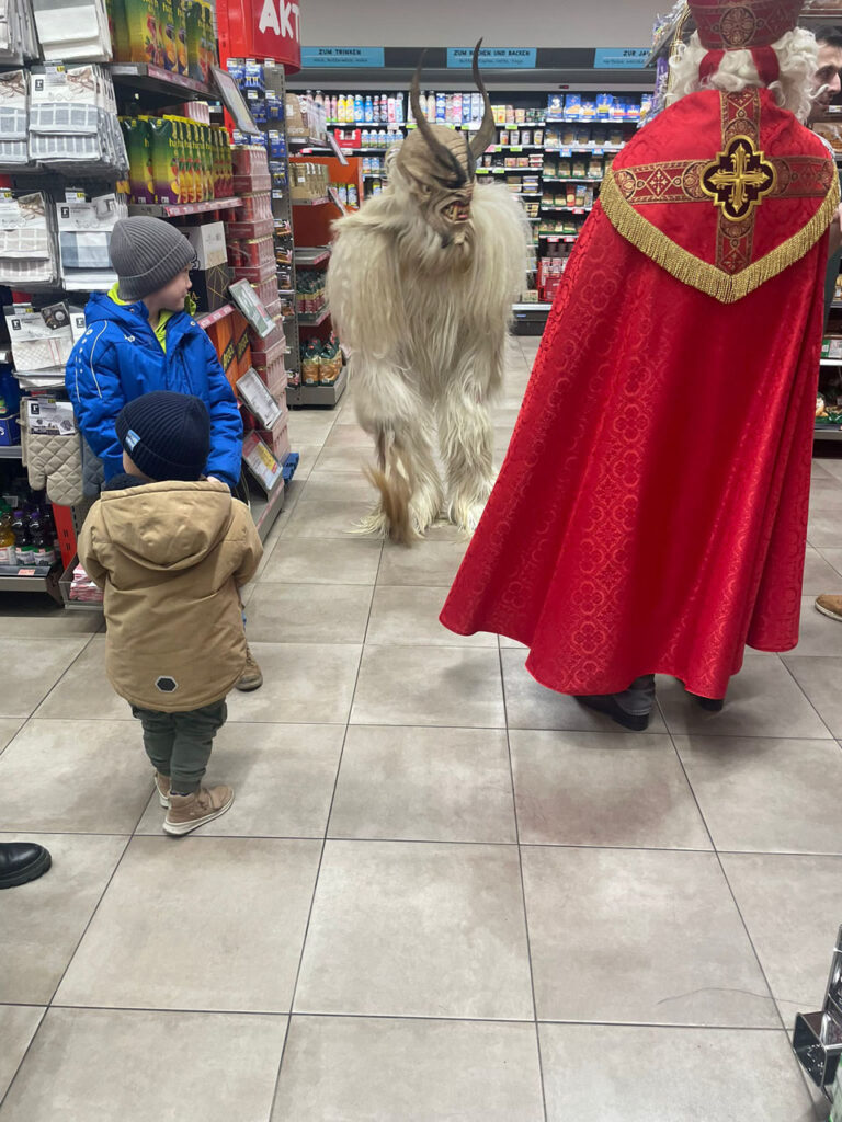 Besuch beim Sparmarkt Bergheim, 30. November 2024, Salzburger Schiachpercht'n & Krampusse