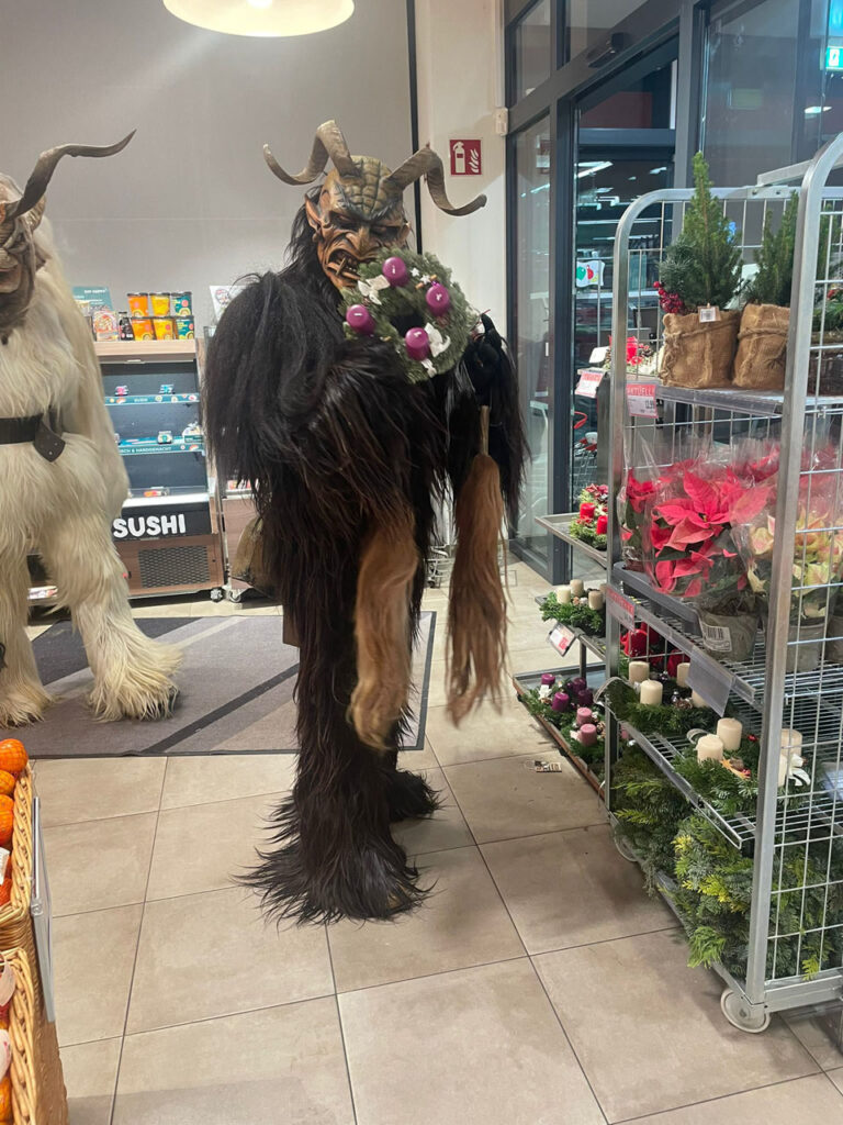 Besuch beim Sparmarkt Bergheim, 30. November 2024, Salzburger Schiachpercht'n & Krampusse