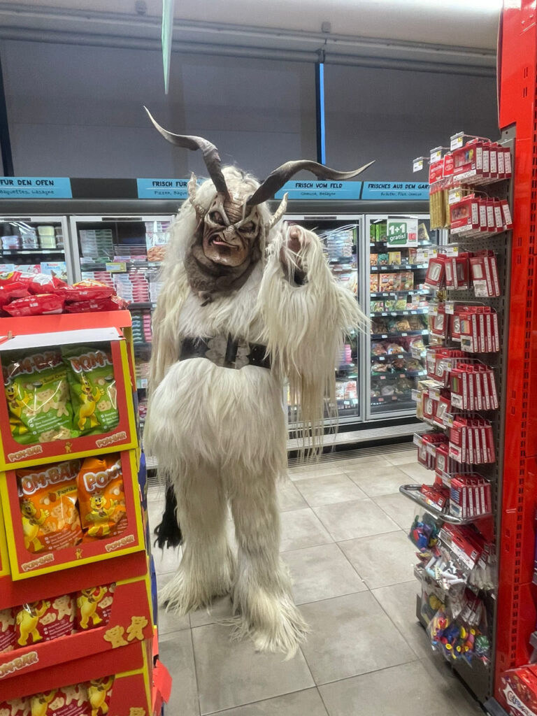 Besuch beim Sparmarkt Bergheim, 30. November 2024, Salzburger Schiachpercht'n & Krampusse