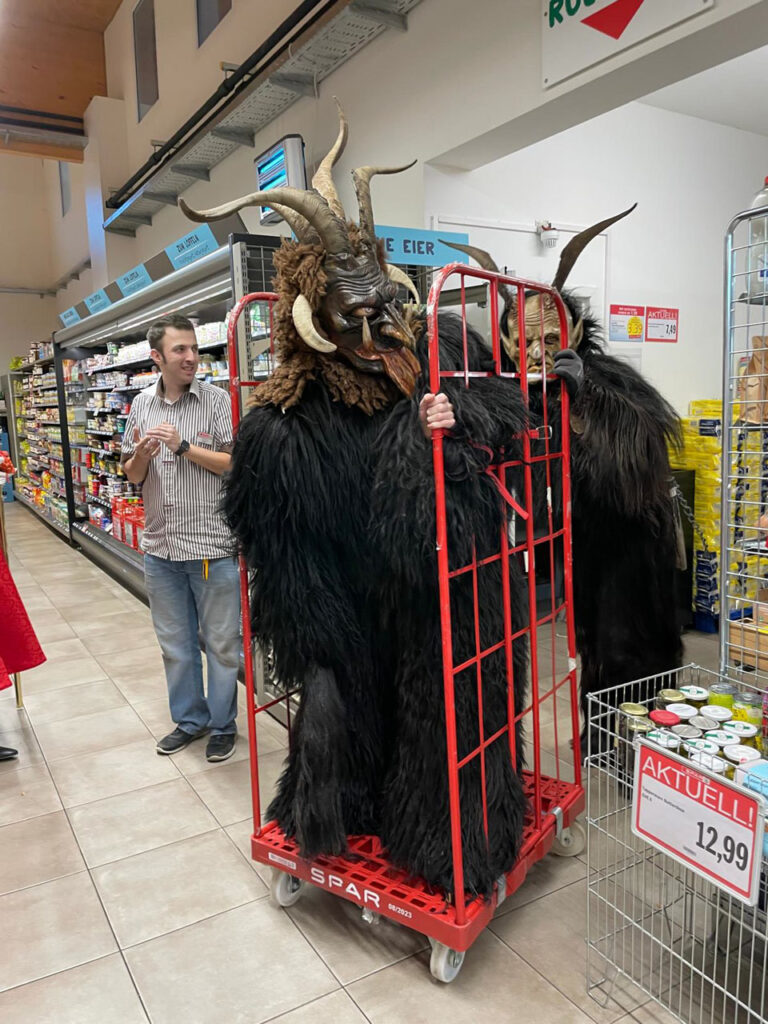 Besuch beim Sparmarkt Bergheim, 30. November 2024, Salzburger Schiachpercht'n & Krampusse