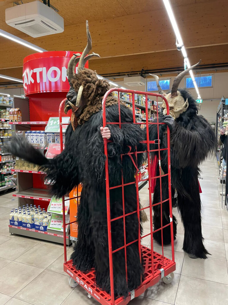 Besuch beim Sparmarkt Bergheim, 30. November 2024, Salzburger Schiachpercht'n & Krampusse