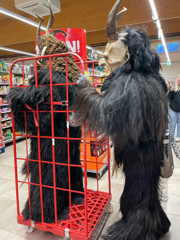 Besuch beim Sparmarkt Bergheim, 30. November 2024, Salzburger Schiachpercht'n & Krampusse