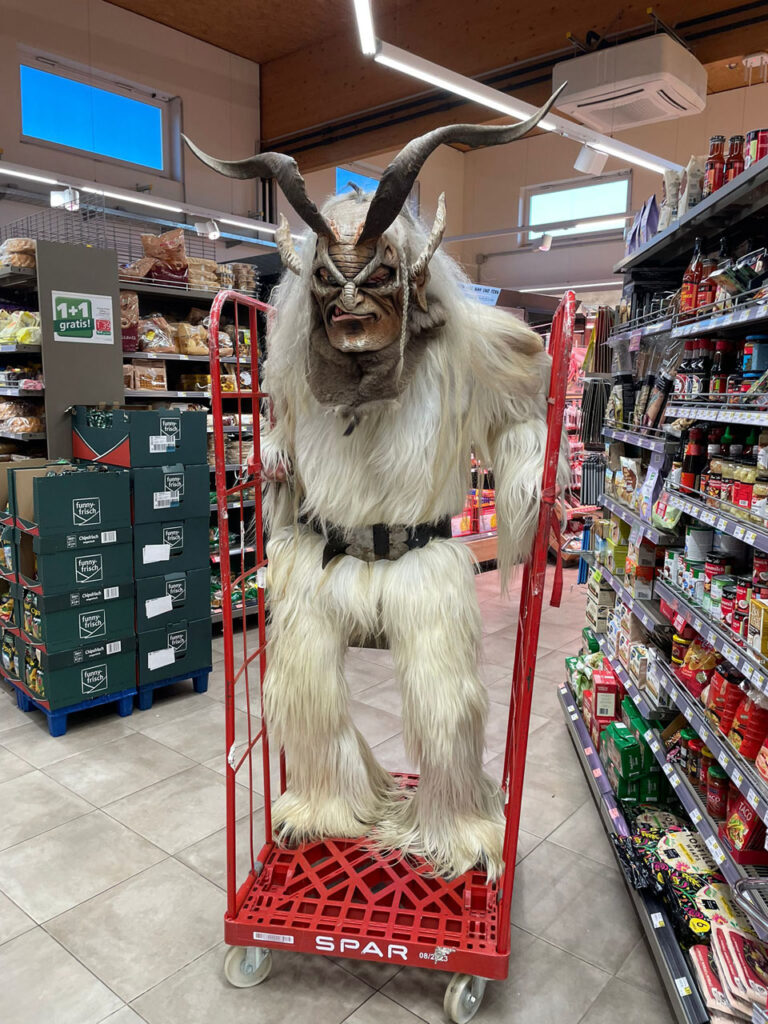 Besuch beim Sparmarkt Bergheim, 30. November 2024, Salzburger Schiachpercht'n & Krampusse